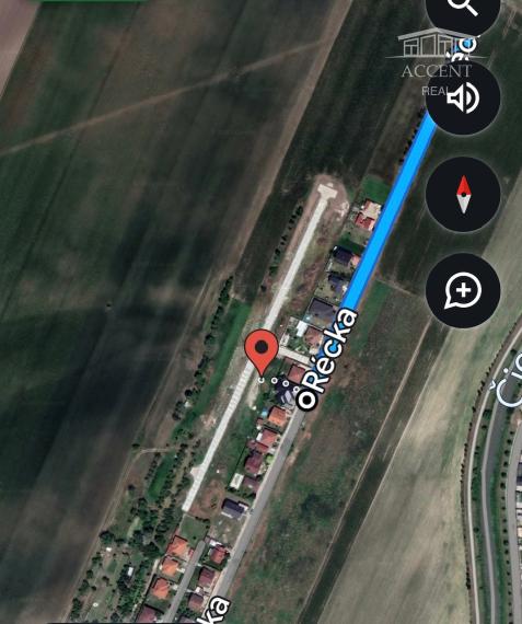PEKNÝ ROŽNÝ STAVEBNÝ POZEMOK (626M2) S HOTOVÝM PROJEKTOM A SO STAVEBNÝM POVOLENÍM- VŠETKY INŽINIERSKE SIETE - 4KM OD SENCA - KRÁĽOVÁ PRI SENCI