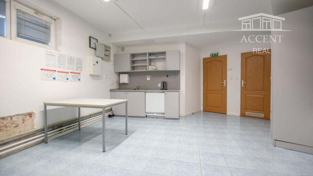 TROJPODLAŽNÁ POLYFUNKČNÁ BUDOVA V RUŽINOVE (414M2) - FREKVENTOVANÁ GALVANIHO ULICA