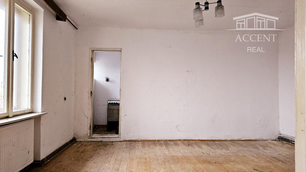 KRÁĽOVIČOVE KRAČANY - VEĽKÝ STAVEBNÝ POZEMOK 1200m2 SO STARŠÍM DOMOM