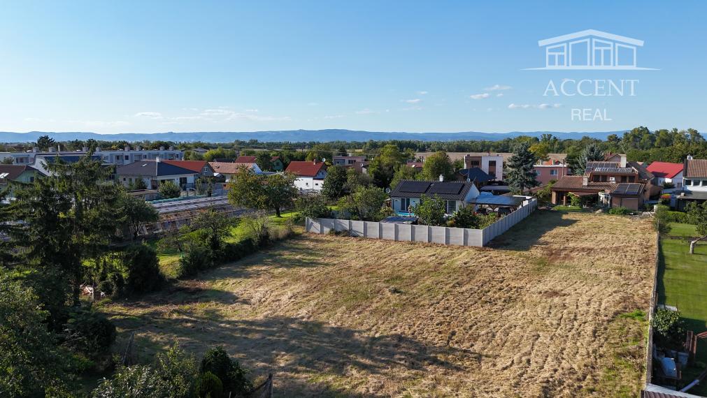 STAVEBNÝ POZEMOK PRE RODINNÉ DOMY (2556M2) - MOST PRI BRATISLAVE