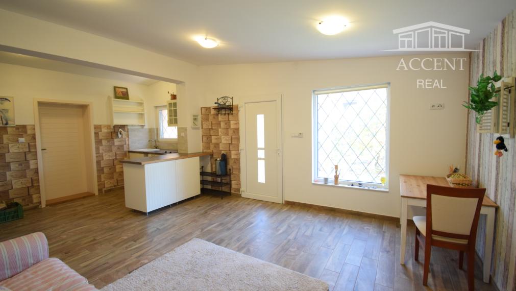 CELOROČNE OBÝVATEĽNÁ 2- IZBOVÁ CHATA SO SÚPISNÝM ČÍSLOM  S TERASOU, PARKOVACÍMI MIESTAMI A KRÁSNOU ZÁHRADOU