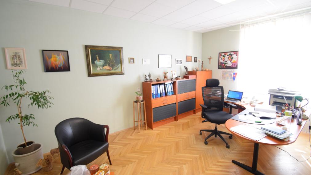 NÁDHERNÁ HISTORICKÁ BUDOVA   V CENTRE BANSKEJ BYSTRICE (1700m2)