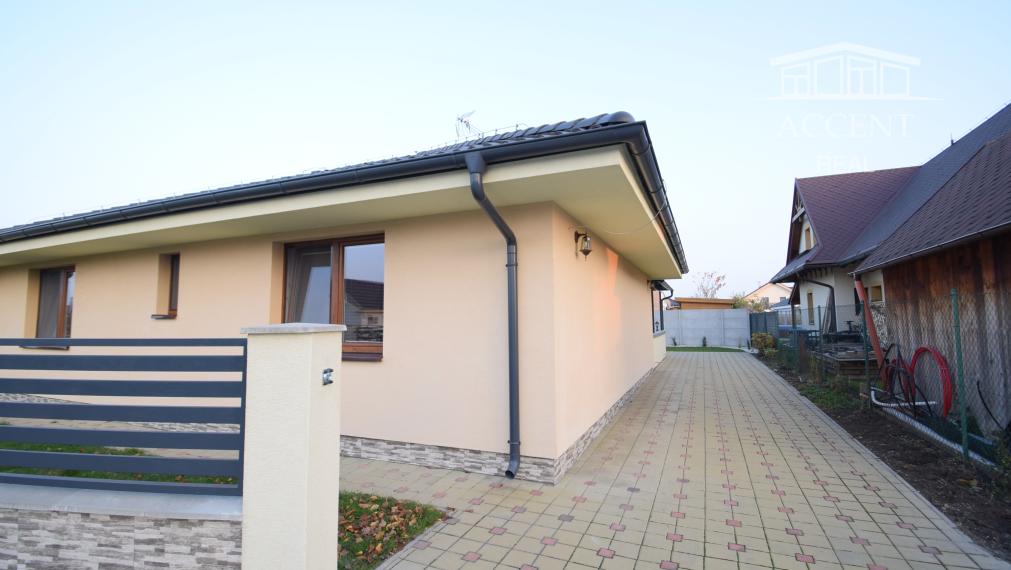 PRIESTRANNÝ 4-IZBOVÝ BUNGALOV (188M2) S GARÁŽOU A S PEKNÝM POZEMKOM (550M2) LEN 4KM OD SENCA - HRUBÝ ŚÚR