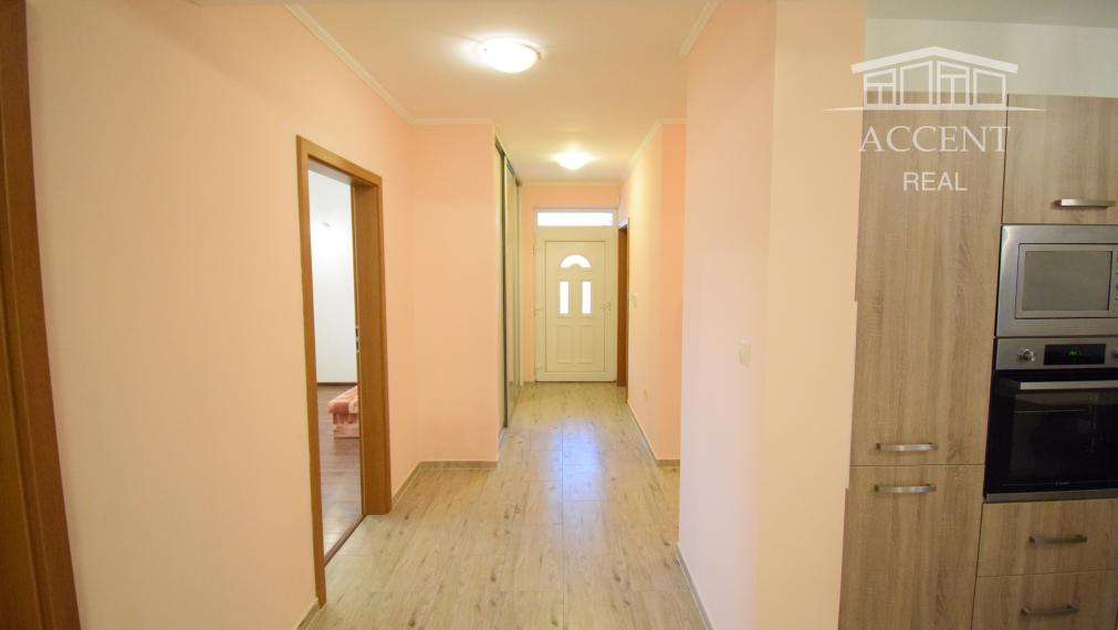 PRIESTRANNÝ 4-IZBOVÝ BUNGALOV (188M2) S GARÁŽOU A S PEKNÝM POZEMKOM (550M2) LEN 4KM OD SENCA - HRUBÝ ŚÚR