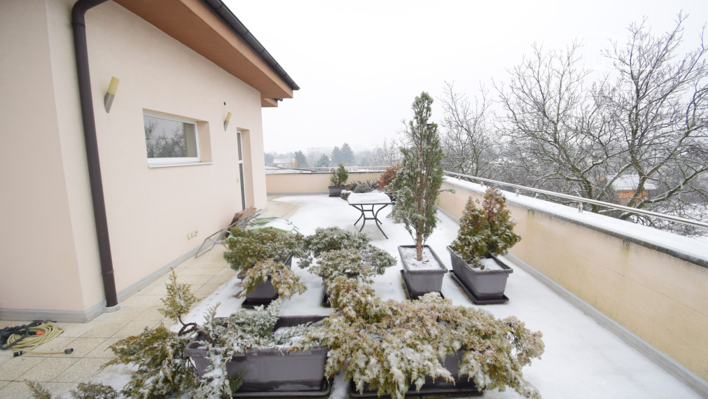 2 IZBOVÝ BYT V UZAVRETOM AREÁLI S KRÁSNOU VEĽKOU TERASOU A PARKOVACÍM MIESTOM (151,38m2)