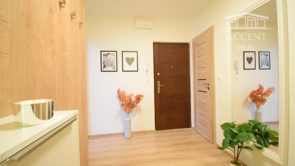 VEĽMI PEKNÝ, KVALITNE ZREKONŠTRUOVANÝ 3-IZBOVÝ BYT (70 M2)V RUŽINOVE VO VÝBORNEJ LOKALITE PLNEJ ZELENE