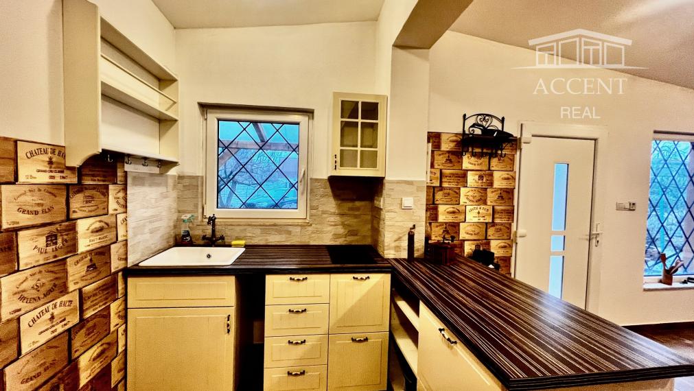 CELOROČNE OBÝVATEĽNÁ 2- IZBOVÁ CHATA SO SÚPISNÝM ČÍSLOM  S TERASOU, PARKOVACÍMI MIESTAMI A KRÁSNOU ZÁHRADOU