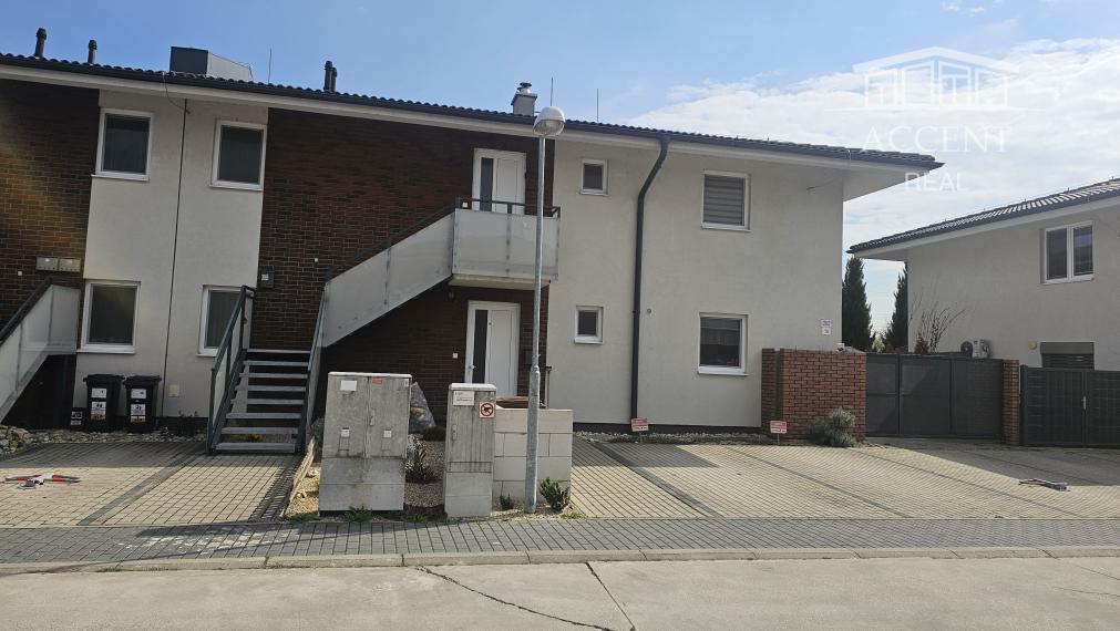 REZERVOVANÉ -   Výnimočný 3 izbový byt v RD s terasou a záhradou, 3 parkovacie miesta