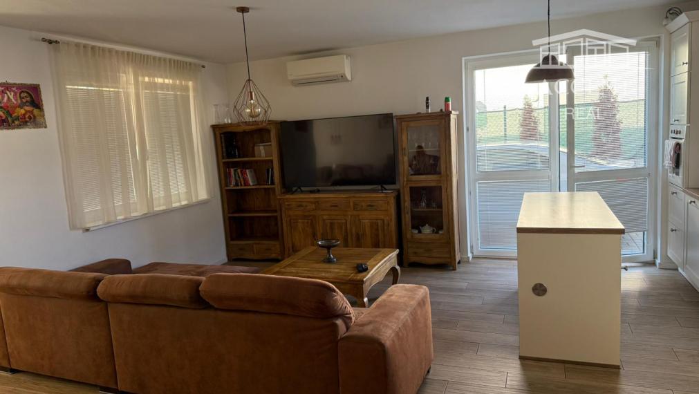 REZERVOVANÉ -   Výnimočný 3 izbový byt v RD s terasou a záhradou, 3 parkovacie miesta