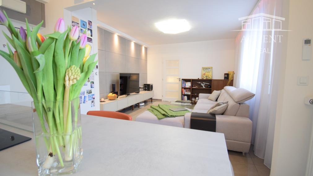 PRENÁJOM DIZAJNOVÉHO 2 - IZBOVÉHO BYTU SO ŠATNÍKOM A BALKÓNOM NA TRNÁVKE