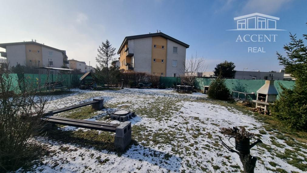 PREDAJ ÚTULNÉHO 2 IZBOVÉHO BYTU V TEHLOVOM BEZBARIEROVOM DOME S BALKÓNOM A PIVNICOU