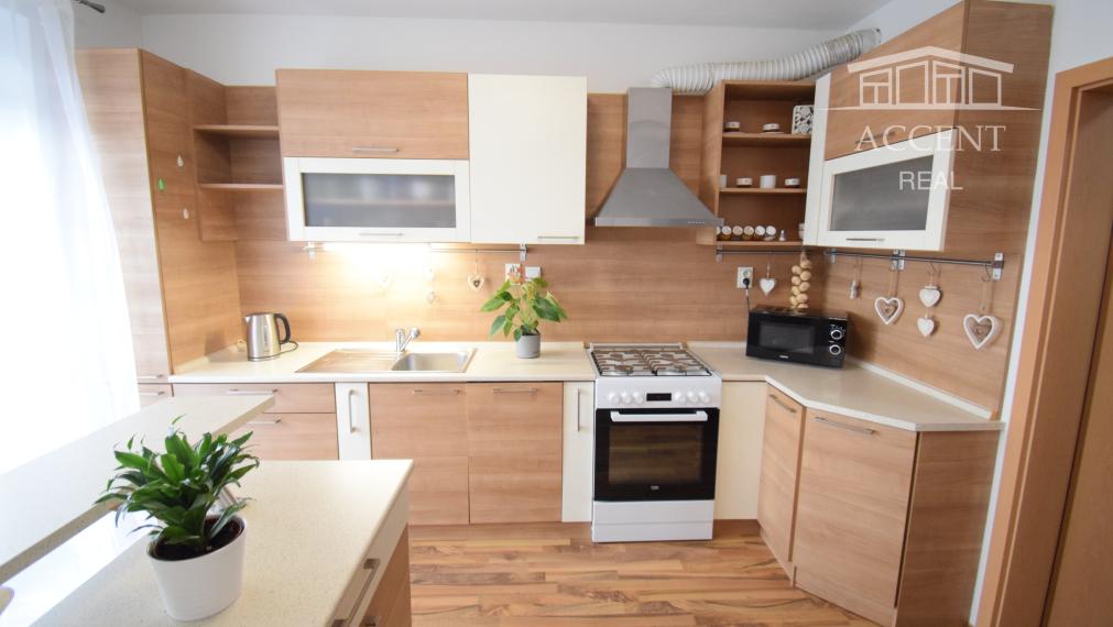 PREDAJ ÚTULNÉHO 2 IZBOVÉHO BYTU V TEHLOVOM BEZBARIEROVOM DOME S BALKÓNOM A PIVNICOU