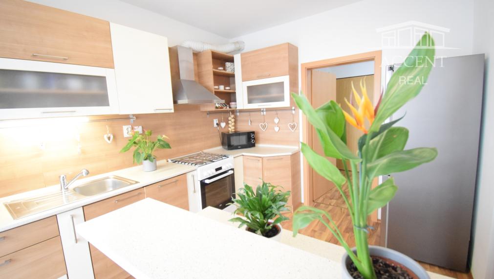 PREDAJ ÚTULNÉHO 2 IZBOVÉHO BYTU V TEHLOVOM BEZBARIEROVOM DOME S BALKÓNOM A PIVNICOU