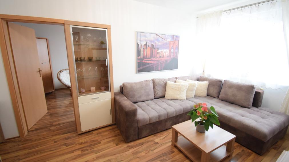 PREDAJ ÚTULNÉHO 2 IZBOVÉHO BYTU V TEHLOVOM BEZBARIEROVOM DOME S BALKÓNOM A PIVNICOU