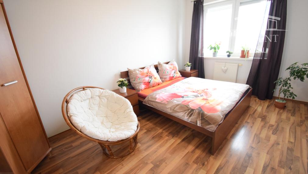 PREDAJ ÚTULNÉHO 2 IZBOVÉHO BYTU V TEHLOVOM BEZBARIEROVOM DOME S BALKÓNOM A PIVNICOU