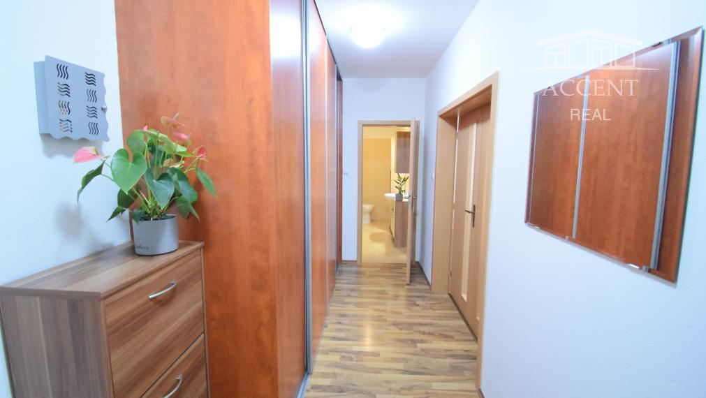 PREDAJ ÚTULNÉHO 2 IZBOVÉHO BYTU V TEHLOVOM BEZBARIEROVOM DOME S BALKÓNOM A PIVNICOU