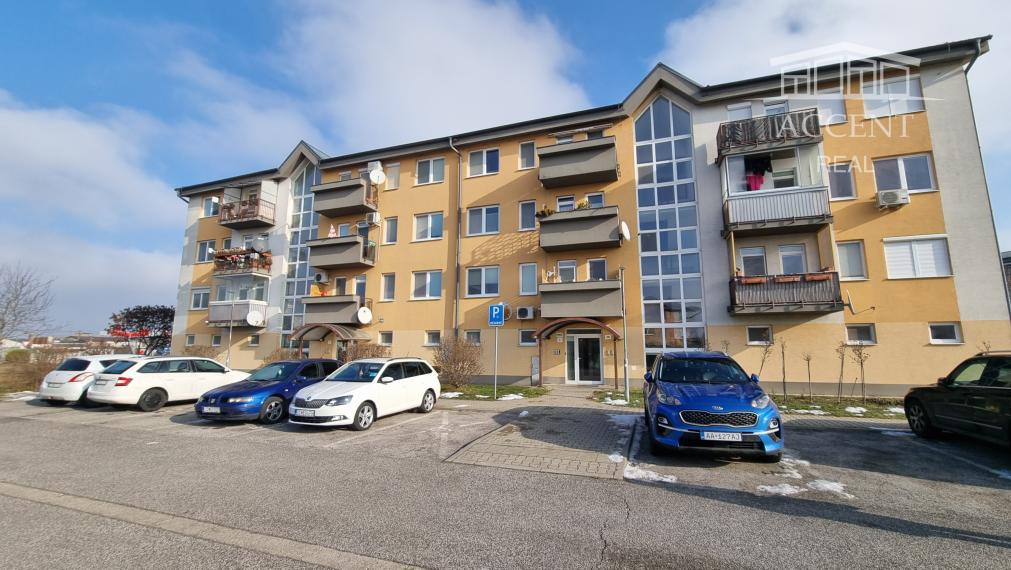 PREDAJ ÚTULNÉHO 2 IZBOVÉHO BYTU V TEHLOVOM BEZBARIEROVOM DOME S BALKÓNOM A PIVNICOU