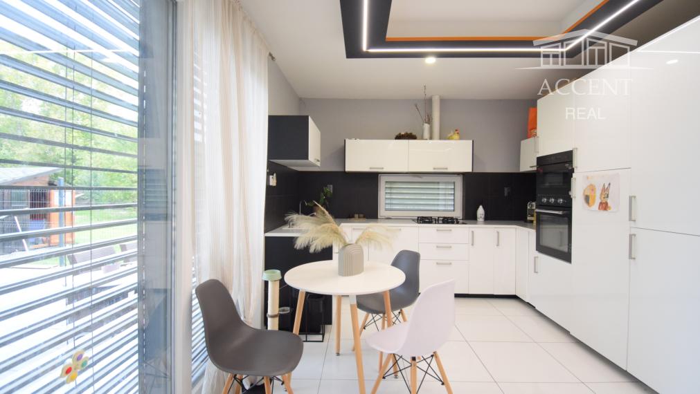 KOMPLETNE ZARIADENÝ 4- IZBOVÝ MOBILNÝ DOM S TERASOU S KRÁSNYM SLNEČNÝM POZEMKOM (1427M2) - PEKNÁ CESTA RAČA