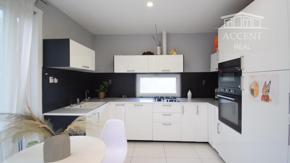 KOMPLETNE ZARIADENÝ 4- IZBOVÝ MOBILNÝ DOM S TERASOU S KRÁSNYM SLNEČNÝM POZEMKOM (1427M2) - PEKNÁ CESTA RAČA