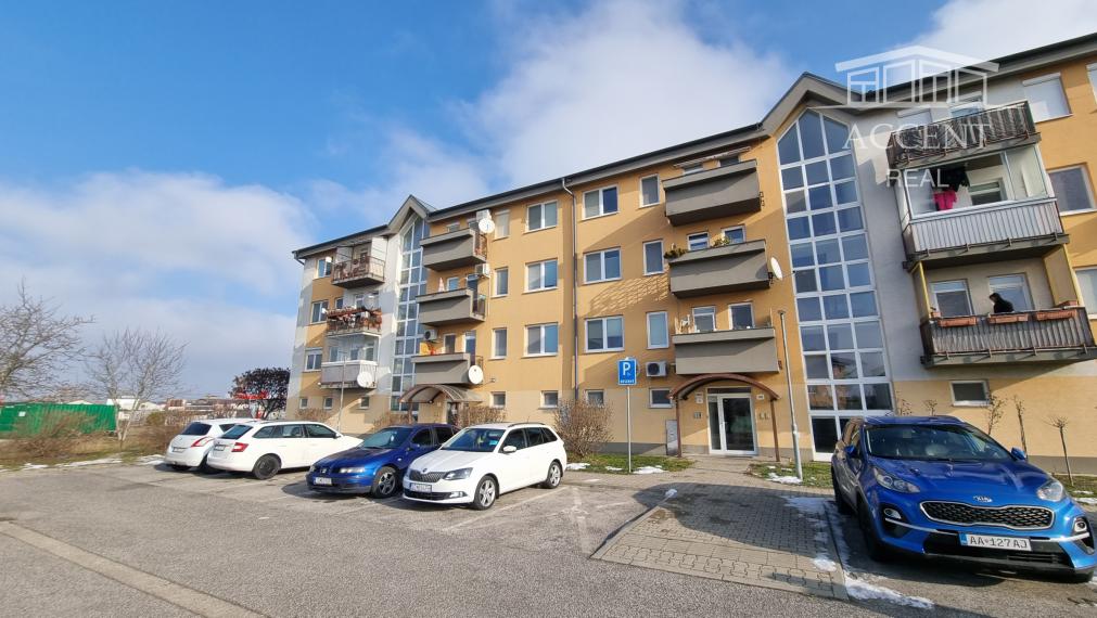 PREDAJ ÚTULNÉHO 2 IZBOVÉHO BYTU V TEHLOVOM BEZBARIEROVOM DOME S BALKÓNOM A PIVNICOU