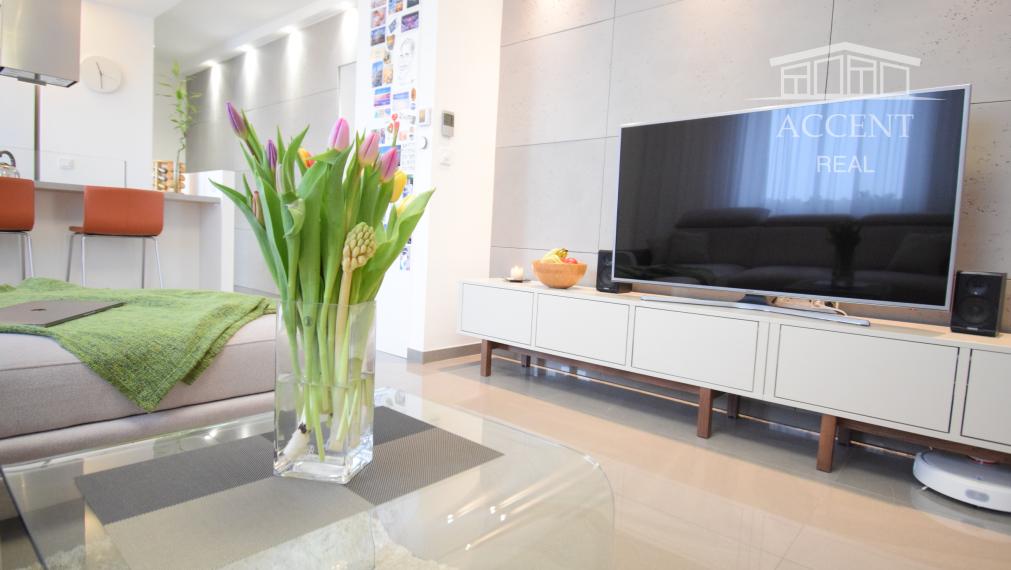 PRENÁJOM DIZAJNOVÉHO 2 - IZBOVÉHO BYTU SO ŠATNÍKOM A BALKÓNOM NA TRNÁVKE