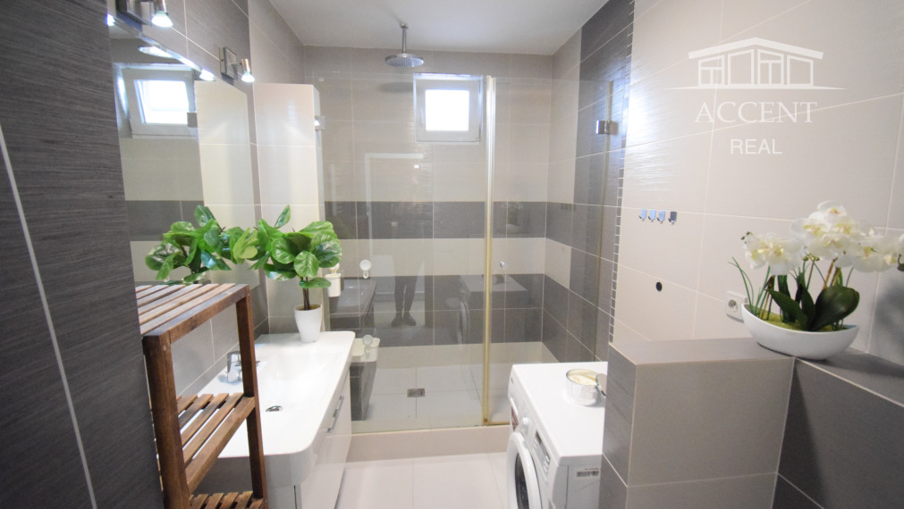 2 IZBOVÝ BYT V UZAVRETOM AREÁLI S KRÁSNOU VEĽKOU TERASOU A PARKOVACÍM MIESTOM (151,38m2)