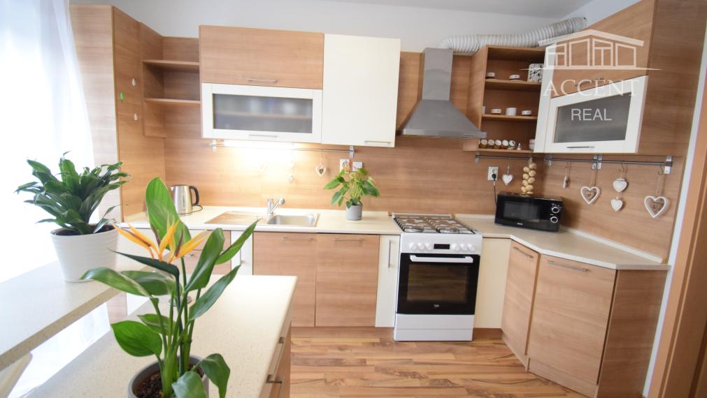 PREDAJ ÚTULNÉHO 2 IZBOVÉHO BYTU V TEHLOVOM BEZBARIEROVOM DOME S BALKÓNOM A PIVNICOU