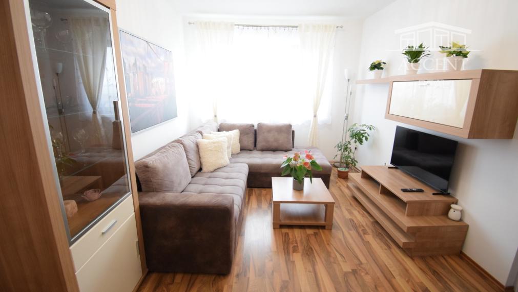 PREDAJ ÚTULNÉHO 2 IZBOVÉHO BYTU V TEHLOVOM BEZBARIEROVOM DOME S BALKÓNOM A PIVNICOU