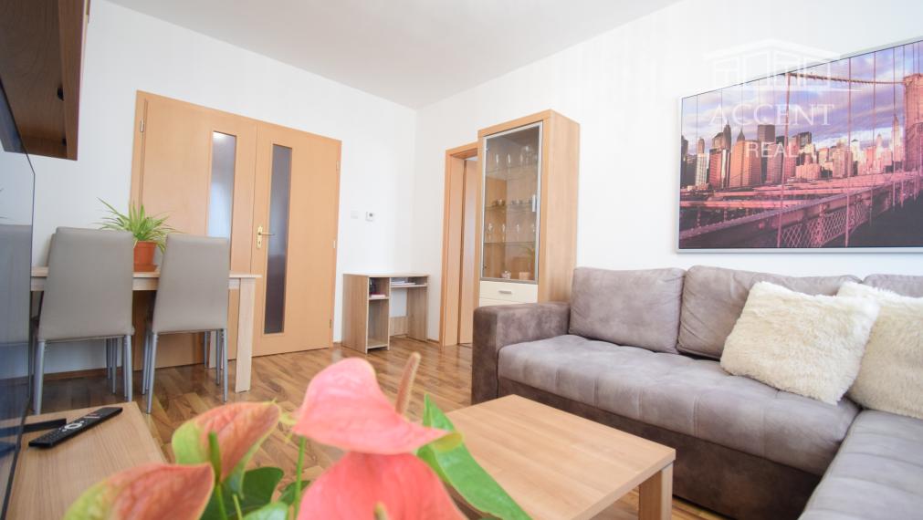 PREDAJ ÚTULNÉHO 2 IZBOVÉHO BYTU V TEHLOVOM BEZBARIEROVOM DOME S BALKÓNOM A PIVNICOU