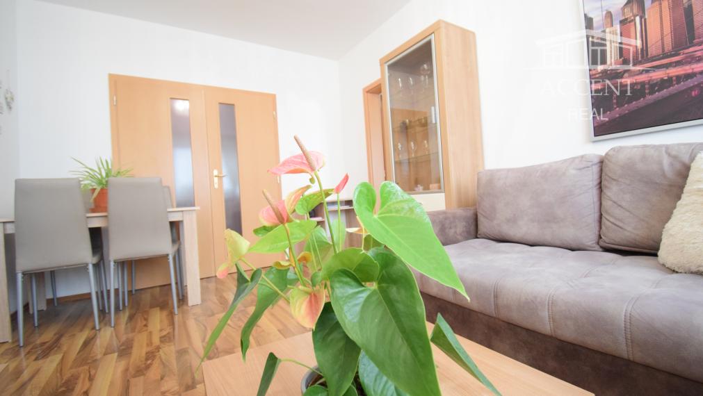 PREDAJ ÚTULNÉHO 2 IZBOVÉHO BYTU V TEHLOVOM BEZBARIEROVOM DOME S BALKÓNOM A PIVNICOU