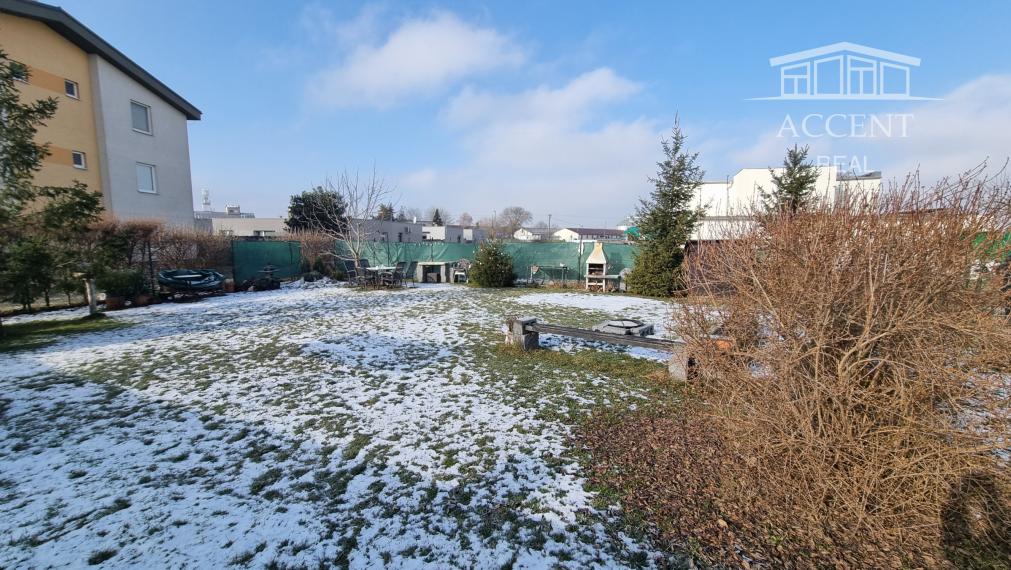 PREDAJ ÚTULNÉHO 2 IZBOVÉHO BYTU V TEHLOVOM BEZBARIEROVOM DOME S BALKÓNOM A PIVNICOU