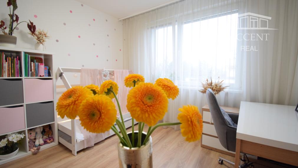 VEĽMI PEKNÝ, KVALITNE ZREKONŠTRUOVANÝ 3-IZBOVÝ BYT (70 M2)V RUŽINOVE VO VÝBORNEJ LOKALITE PLNEJ ZELENE