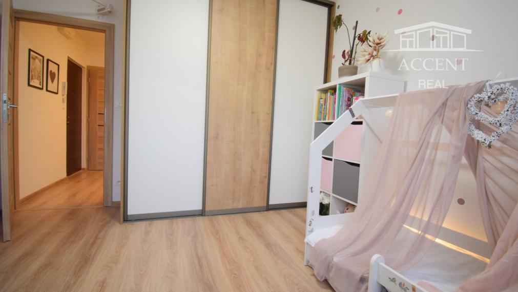 VEĽMI PEKNÝ, KVALITNE ZREKONŠTRUOVANÝ 3-IZBOVÝ BYT (70 M2)V RUŽINOVE VO VÝBORNEJ LOKALITE PLNEJ ZELENE