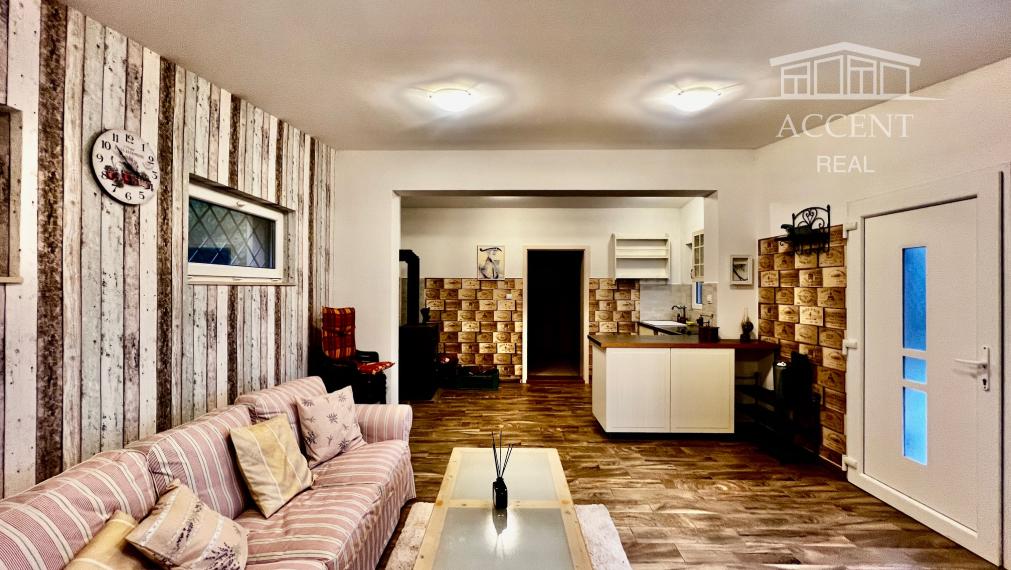 CELOROČNE OBÝVATEĽNÁ 2- IZBOVÁ CHATA SO SÚPISNÝM ČÍSLOM, S TERASOU, PARKOVACÍMI MIESTAMI A KRÁSNOU ZÁHRADOU