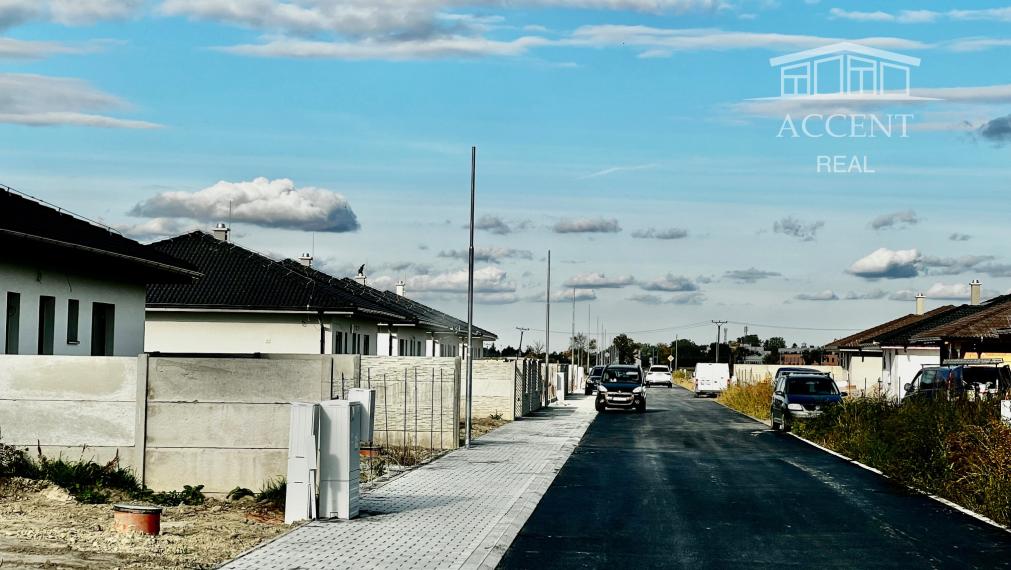 PEKNÝ STAVEBNÝ POZEMOK (605M2)SO SIEŤAMI V NOVOVYBUDOVANEJ LOKALITE RODINNÝCH DOMOV - MOST PRI BRATISLAVE