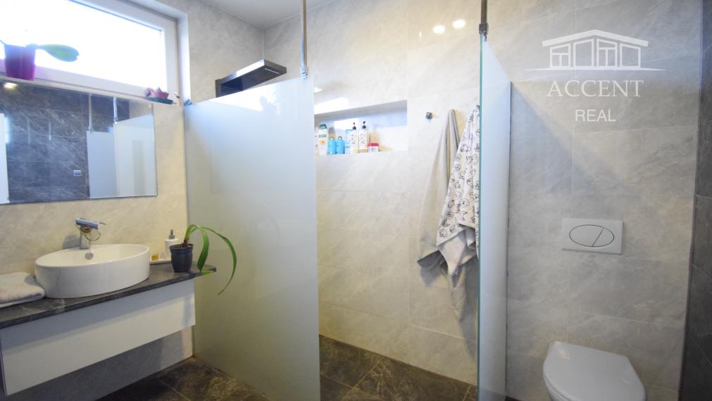 NÁDHERNÝ SLNEČNÝ POZEMOK POD LESOM (1427M2) S KOMPLETNE ZARIADENÝM 4-IZBOVÝM MOBILNÝM DOMOM (100M2) - PEKNÁ CESTA RAČA