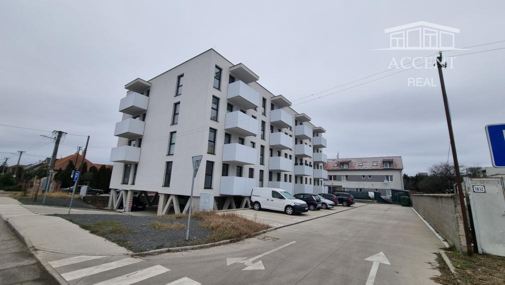 PRENÁJOM  KRÁSNEJ 2 - IZBOVEJ NOVOSTAVBY S BALKÓNOM A  PARKOVACÍM MIESTOM