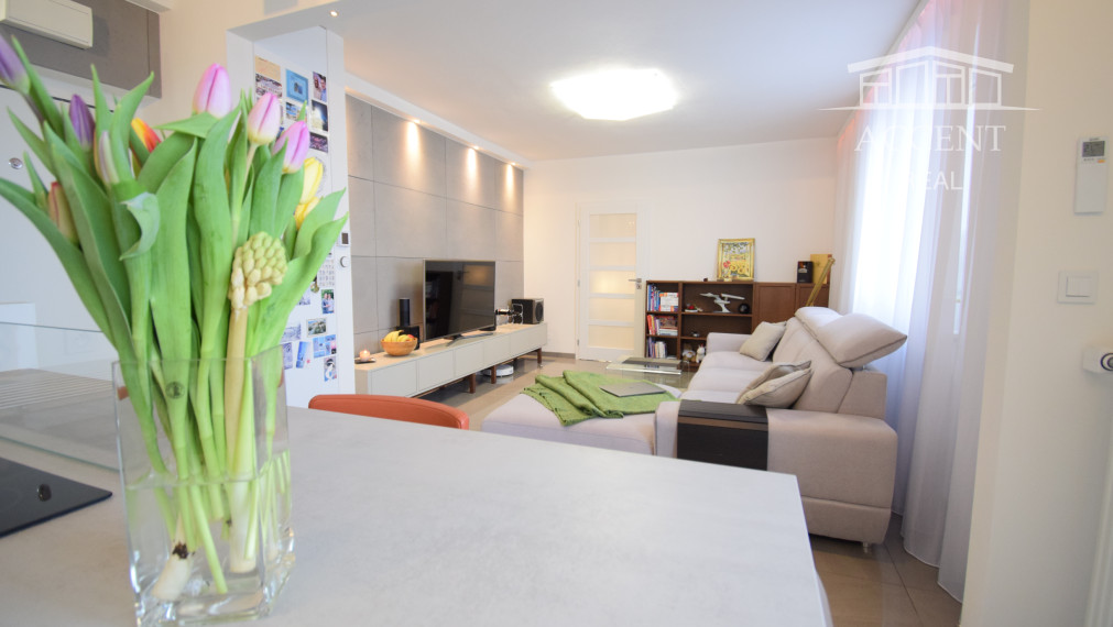 PRENÁJOM DIZAJNOVÉHO 2 - IZBOVÉHO BYTU SO ŠATNÍKOM A BALKÓNOM NA TRNÁVKE