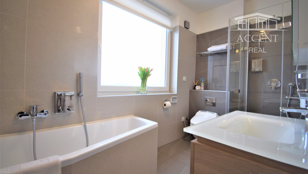 PRENÁJOM DIZAJNOVÉHO 2 - IZBOVÉHO BYTU SO ŠATNÍKOM A BALKÓNOM NA TRNÁVKE