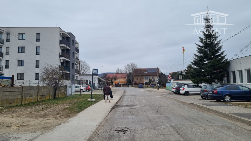 PRENÁJOM  KRÁSNEJ 2 - IZBOVEJ NOVOSTAVBY S BALKÓNOM A  PARKOVACÍM MIESTOM