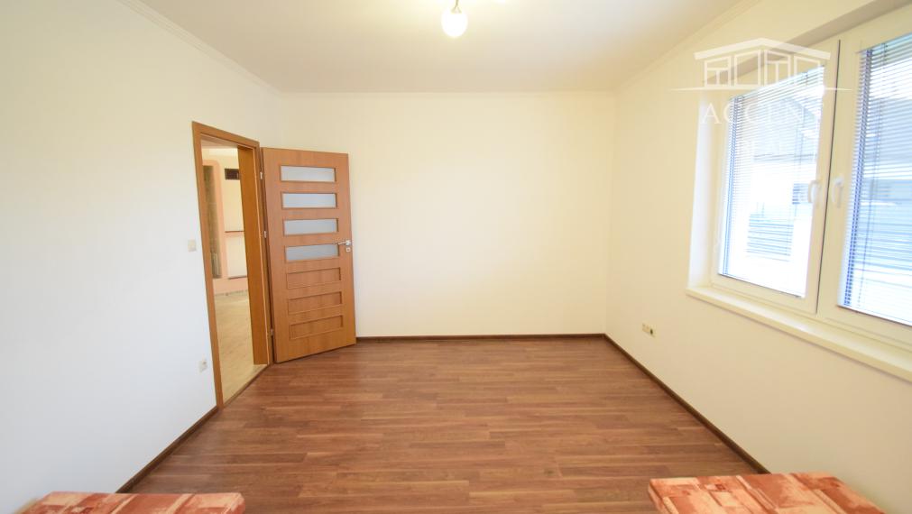 PRIESTRANNÝ 4-IZBOVÝ BUNGALOV (188M2) S GARÁŽOU A S PEKNÝM POZEMKOM (550M2) LEN 4KM OD SENCA - HRUBÝ ŚÚR