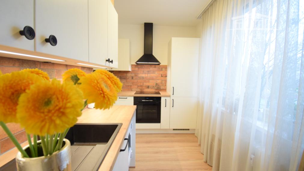 VEĽMI PEKNÝ, KVALITNE ZREKONŠTRUOVANÝ 3-IZBOVÝ BYT (70 M2)V RUŽINOVE VO VÝBORNEJ LOKALITE PLNEJ ZELENE