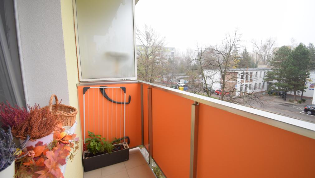 VEĽMI PEKNÝ, KVALITNE ZREKONŠTRUOVANÝ 3-IZBOVÝ BYT (70 M2)V RUŽINOVE VO VÝBORNEJ LOKALITE PLNEJ ZELENE