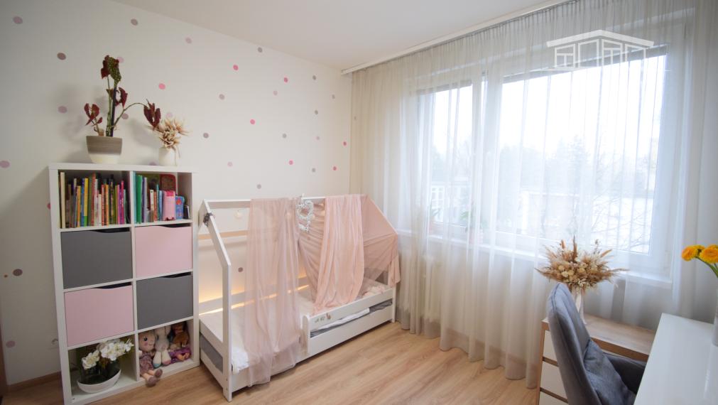 VEĽMI PEKNÝ, KVALITNE ZREKONŠTRUOVANÝ 3-IZBOVÝ BYT (70 M2)V RUŽINOVE VO VÝBORNEJ LOKALITE PLNEJ ZELENE