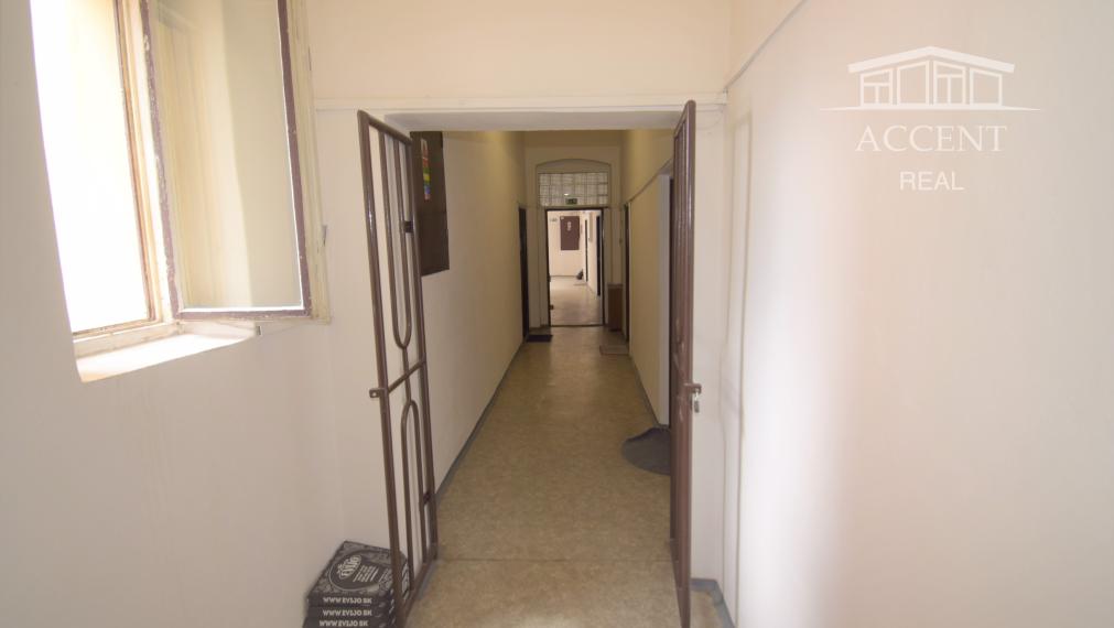 NÁDHERNÁ HISTORICKÁ BUDOVA   V CENTRE BANSKEJ BYSTRICE (1700m2)