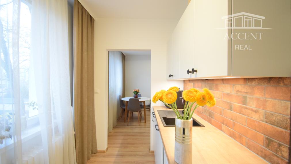 REZERVOVANÉ - VEĽMI PEKNÝ, KVALITNE ZREKONŠTRUOVANÝ 3-IZBOVÝ BYT (70 M2)V RUŽINOVE VO VÝBORNEJ LOKALITE PLNEJ ZELENE