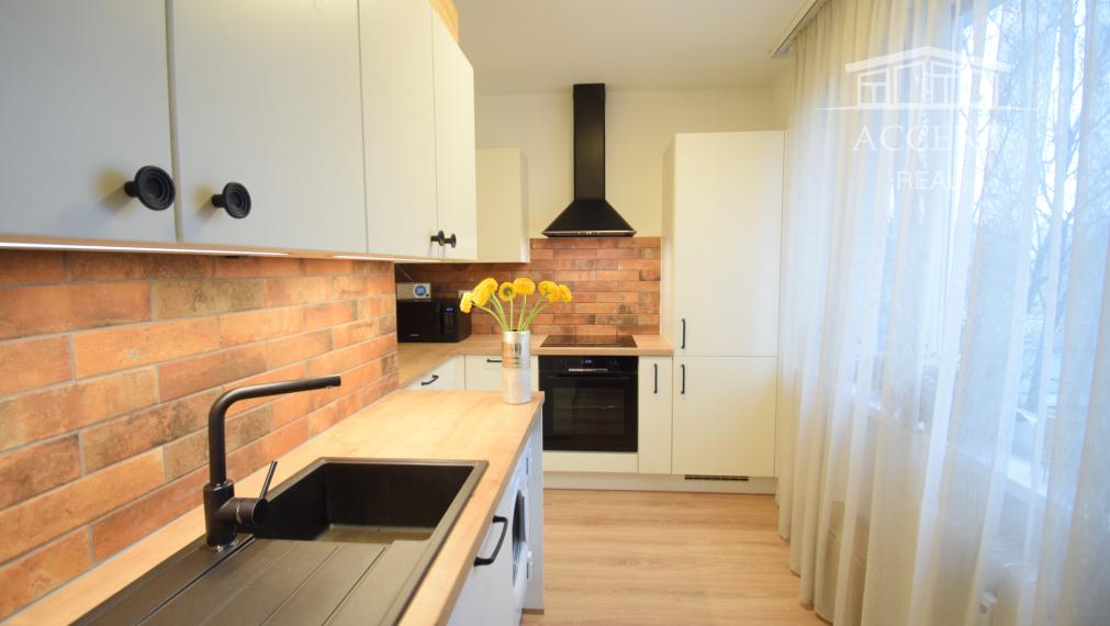 REZERVOVANÉ - VEĽMI PEKNÝ, KVALITNE ZREKONŠTRUOVANÝ 3-IZBOVÝ BYT (70 M2)V RUŽINOVE VO VÝBORNEJ LOKALITE PLNEJ ZELENE