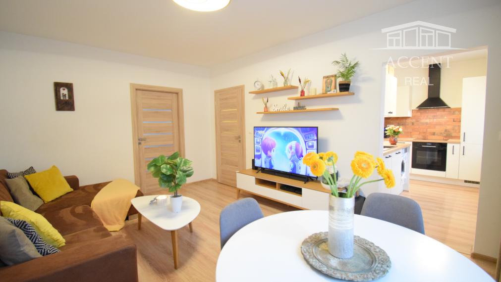 REZERVOVANÉ - VEĽMI PEKNÝ, KVALITNE ZREKONŠTRUOVANÝ 3-IZBOVÝ BYT (70 M2)V RUŽINOVE VO VÝBORNEJ LOKALITE PLNEJ ZELENE