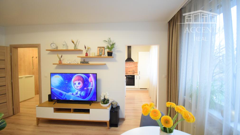 REZERVOVANÉ - VEĽMI PEKNÝ, KVALITNE ZREKONŠTRUOVANÝ 3-IZBOVÝ BYT (70 M2)V RUŽINOVE VO VÝBORNEJ LOKALITE PLNEJ ZELENE