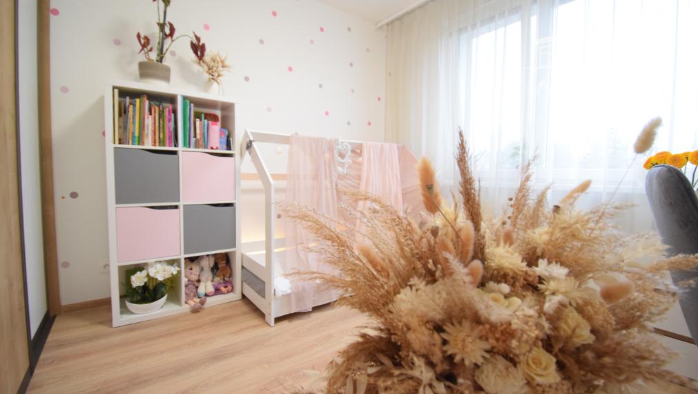 REZERVOVANÉ - VEĽMI PEKNÝ, KVALITNE ZREKONŠTRUOVANÝ 3-IZBOVÝ BYT (70 M2)V RUŽINOVE VO VÝBORNEJ LOKALITE PLNEJ ZELENE